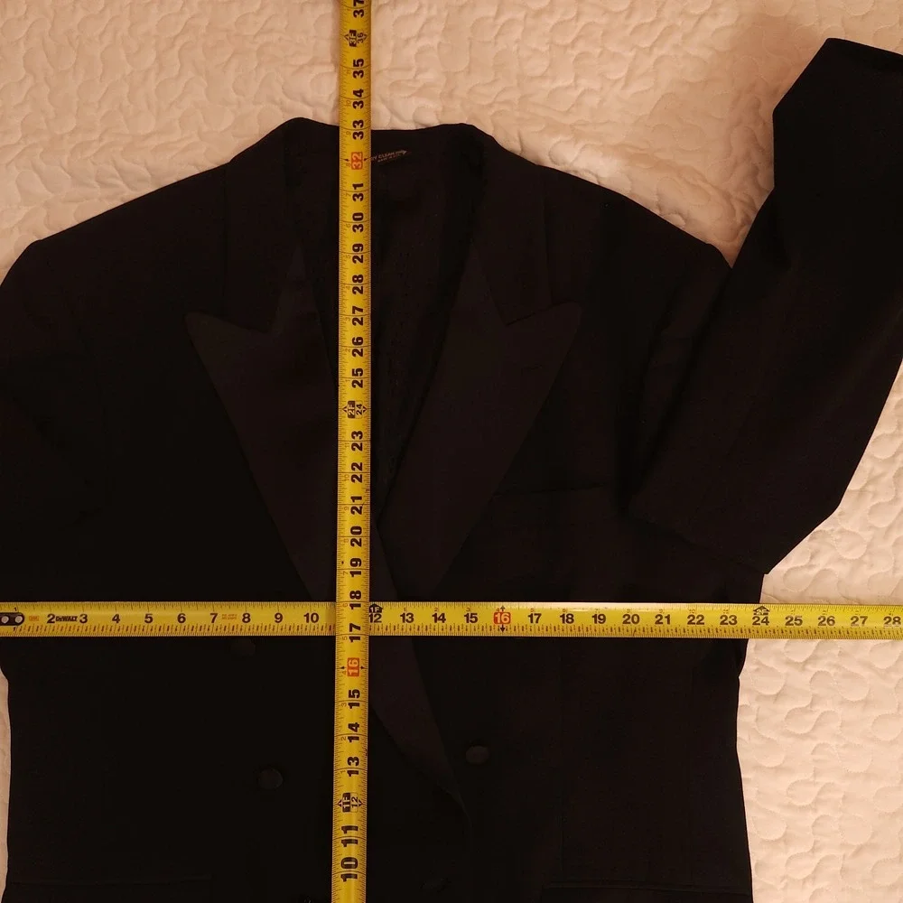 48 Tuxedo Dinner Jacket PEAK SATIN LAPEL  Black Bill Blass Designer Wool Vintage